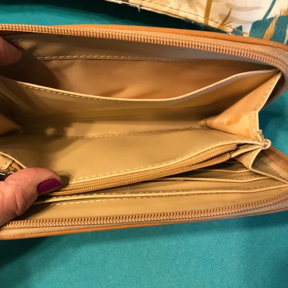 Gold/Tan Wallet - Excellent Used Condition - Picture 5 of 5